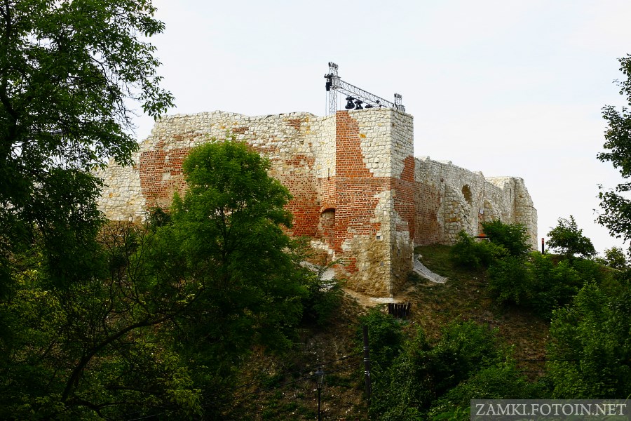 Mury zamku w Kazimierzu od Wschodniej strony 